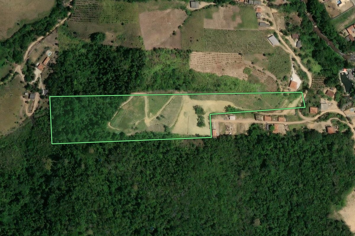 Imagem de satélite do imóvel rural em Cerro Azul (PR), com o contorno declarado no CAR desenhado por cima.