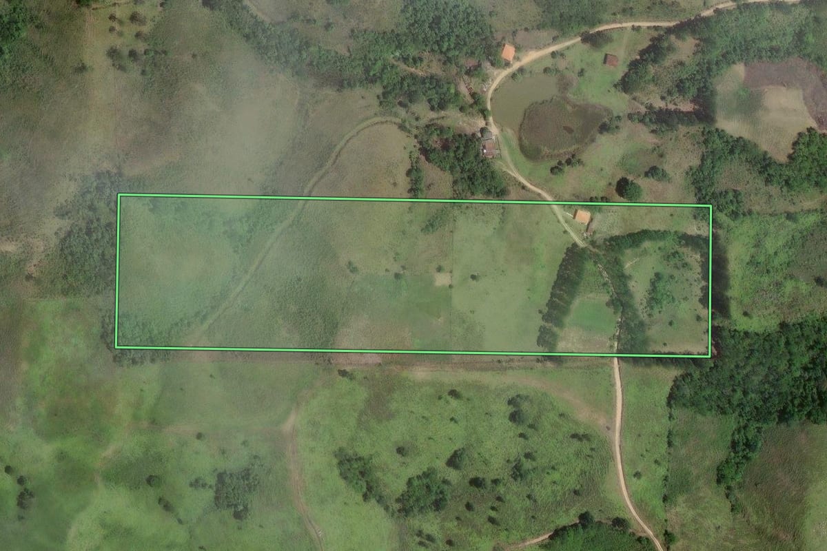 Imagem de satélite do imóvel rural em Cerro Azul (PR), com o contorno declarado no CAR desenhado por cima.