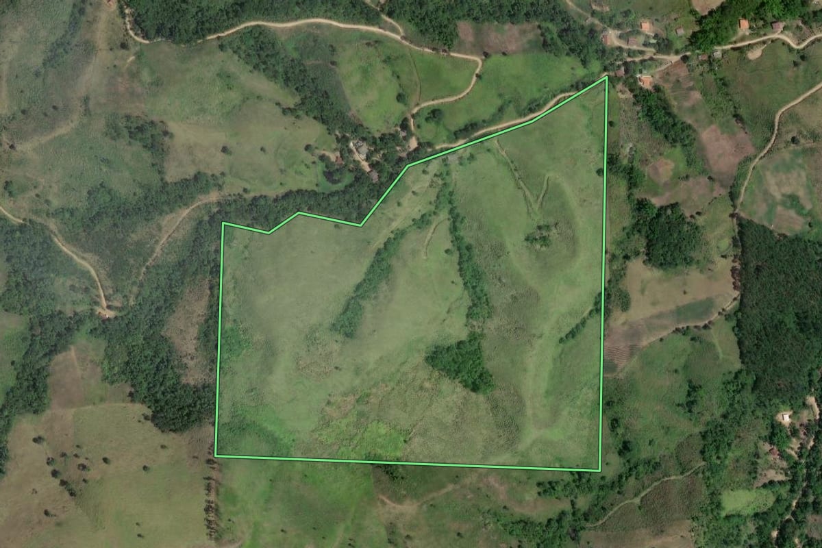 Imagem de satélite do imóvel rural em Cerro Azul (PR), com o contorno declarado no CAR desenhado por cima.