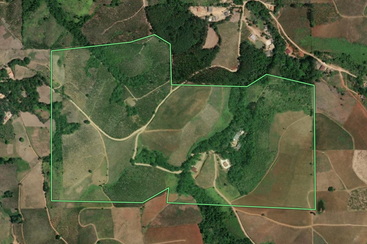 Imagem de satélite do imóvel rural em Cerro Azul (PR), com o contorno declarado no CAR desenhado por cima.