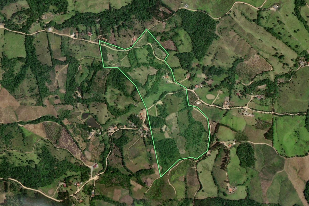 Imagem de satélite do imóvel rural em Cerro Azul (PR), com o contorno declarado no CAR desenhado por cima.