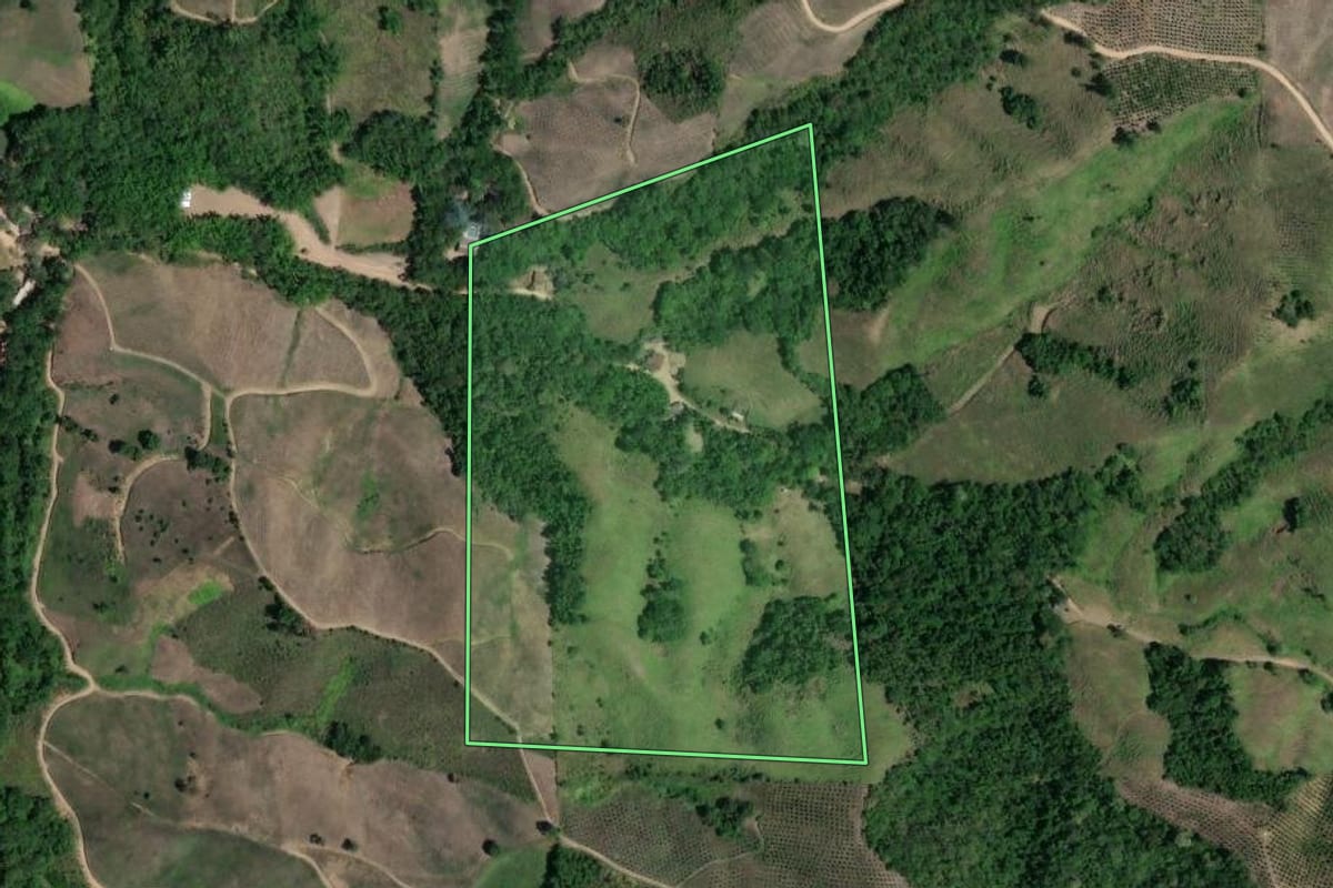 Imagem de satélite do imóvel rural em Cerro Azul (PR), com o contorno declarado no CAR desenhado por cima.