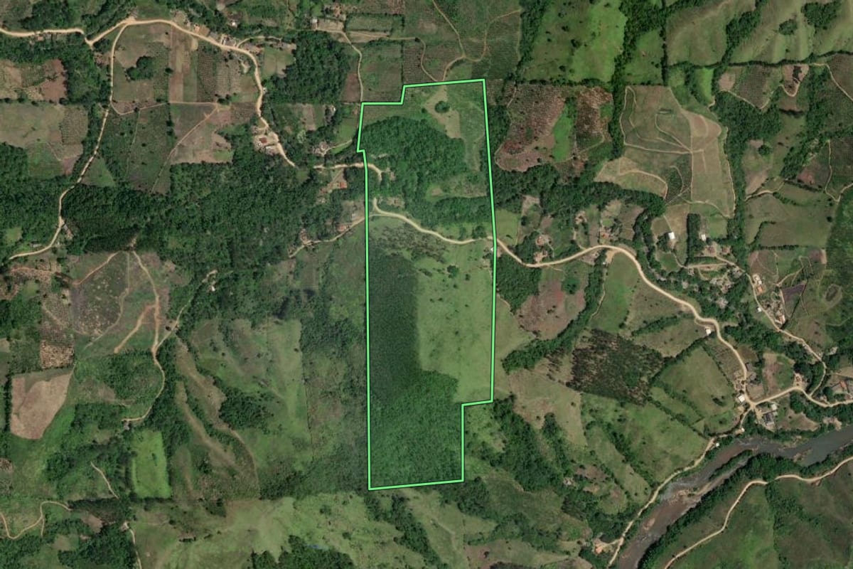 Imagem de satélite do imóvel rural em Cerro Azul (PR), com o contorno declarado no CAR desenhado por cima.