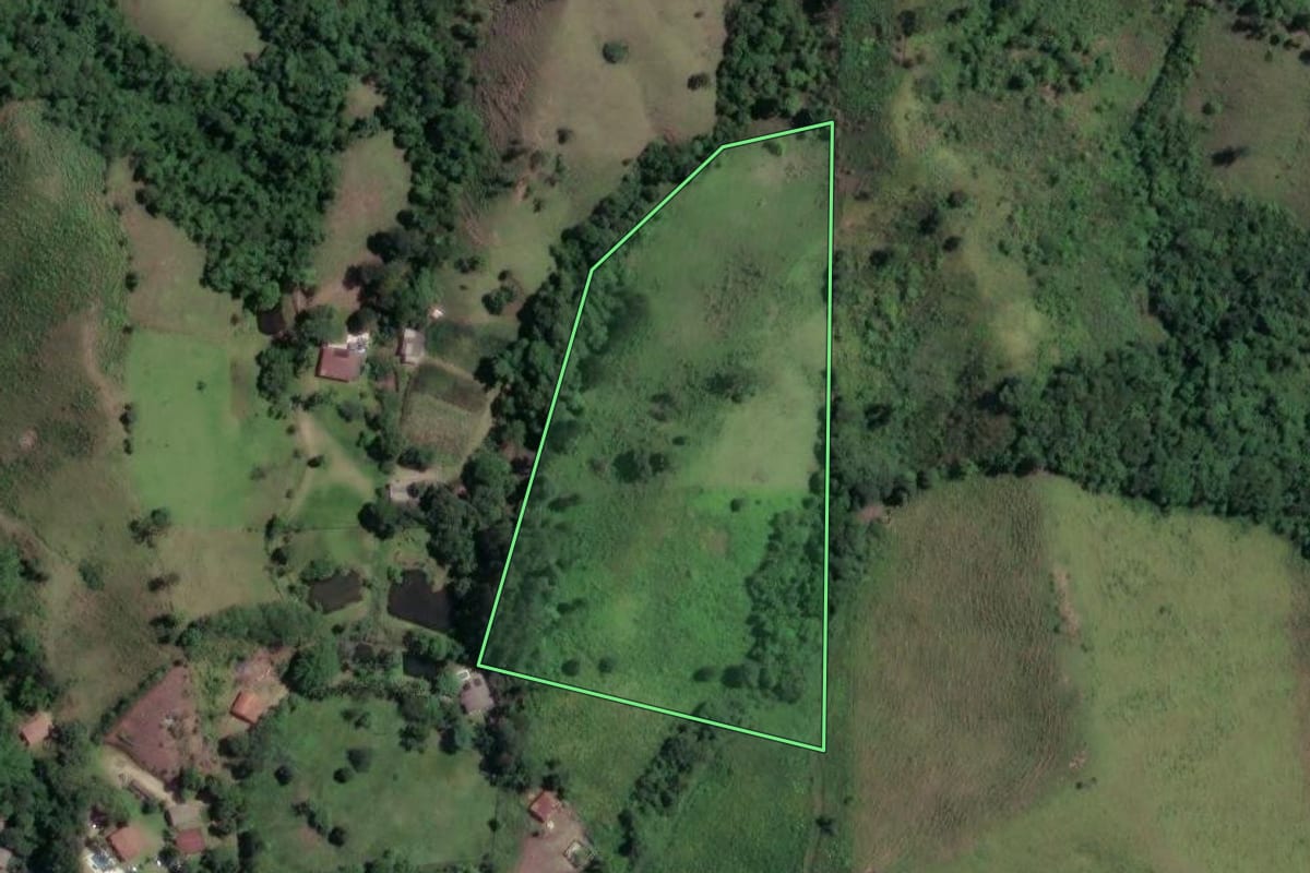 Imagem de satélite do imóvel rural em Cerro Azul (PR), com o contorno declarado no CAR desenhado por cima.