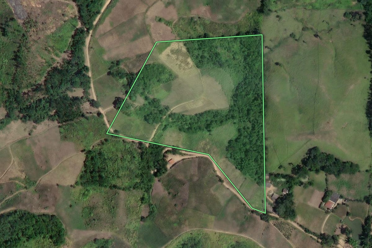 Imagem de satélite do imóvel rural em Cerro Azul (PR), com o contorno declarado no CAR desenhado por cima.