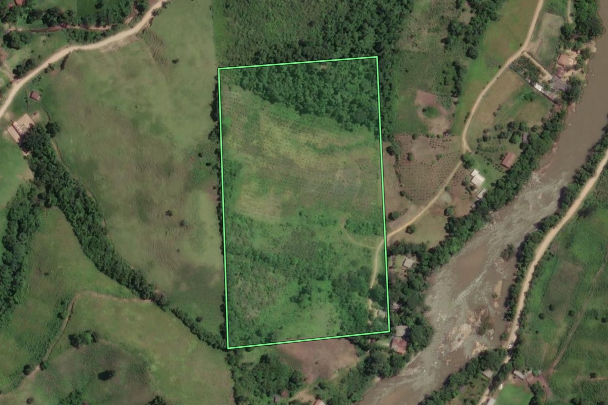 Imagem de satélite do imóvel rural em Cerro Azul (PR), com o contorno declarado no CAR desenhado por cima.