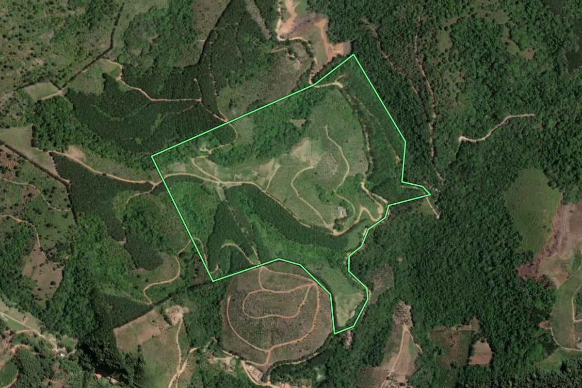 Imagem de satélite do imóvel rural em Cerro Azul (PR), com o contorno declarado no CAR desenhado por cima.