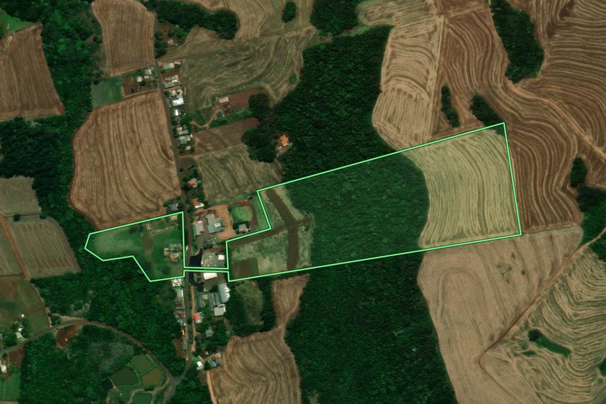 Imagem de satélite do imóvel rural em Céu Azul (PR), com o contorno declarado no CAR desenhado por cima.