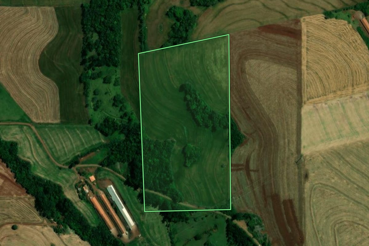 Imagem de satélite do imóvel rural em Céu Azul (PR), com o contorno declarado no CAR desenhado por cima.