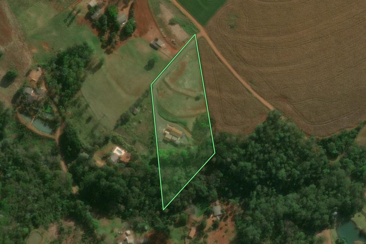 Imagem de satélite do imóvel rural em Céu Azul (PR), com o contorno declarado no CAR desenhado por cima.