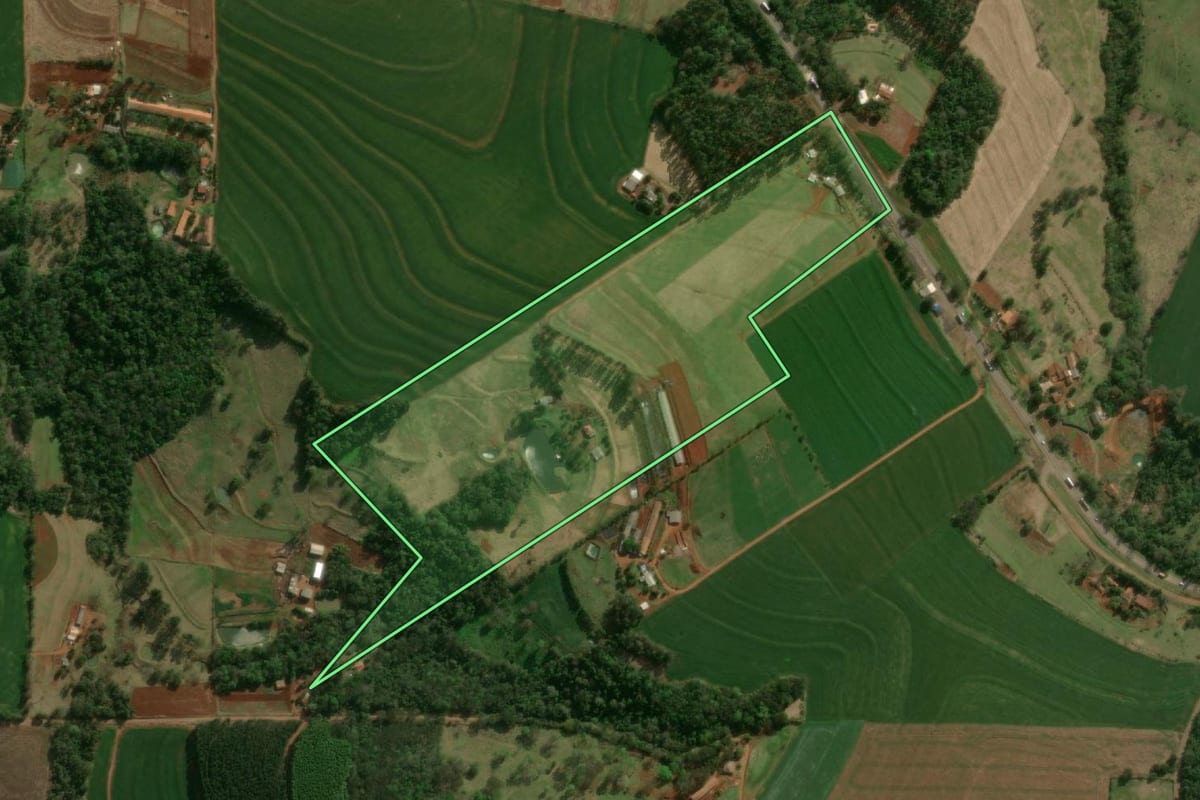 Imagem de satélite do imóvel rural em Céu Azul (PR), com o contorno declarado no CAR desenhado por cima.