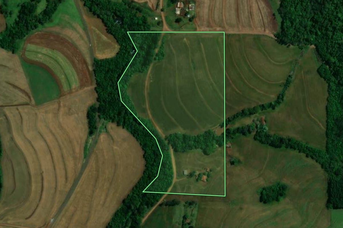 Imagem de satélite do imóvel rural em Céu Azul (PR), com o contorno declarado no CAR desenhado por cima.