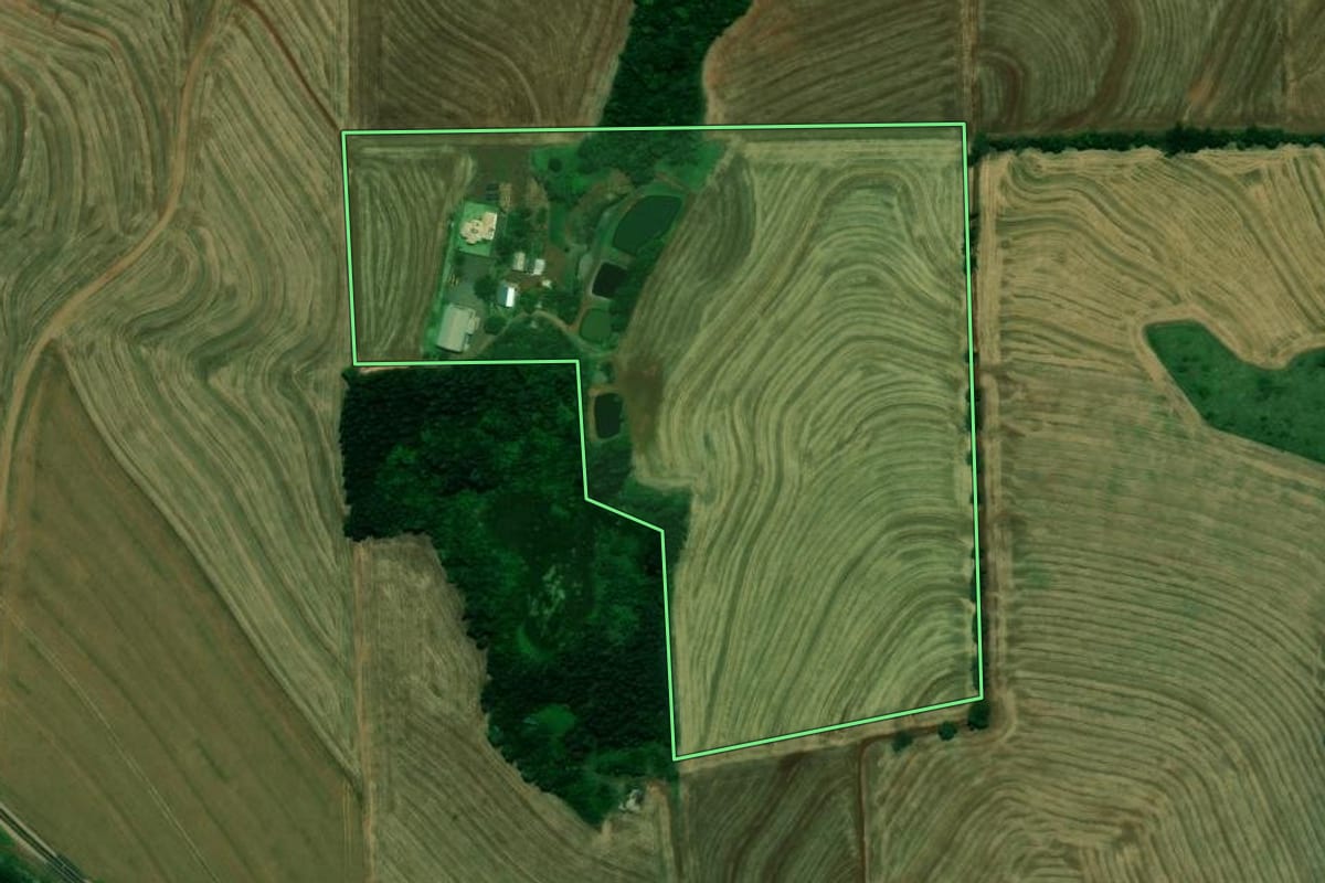Imagem de satélite do imóvel rural em Céu Azul (PR), com o contorno declarado no CAR desenhado por cima.