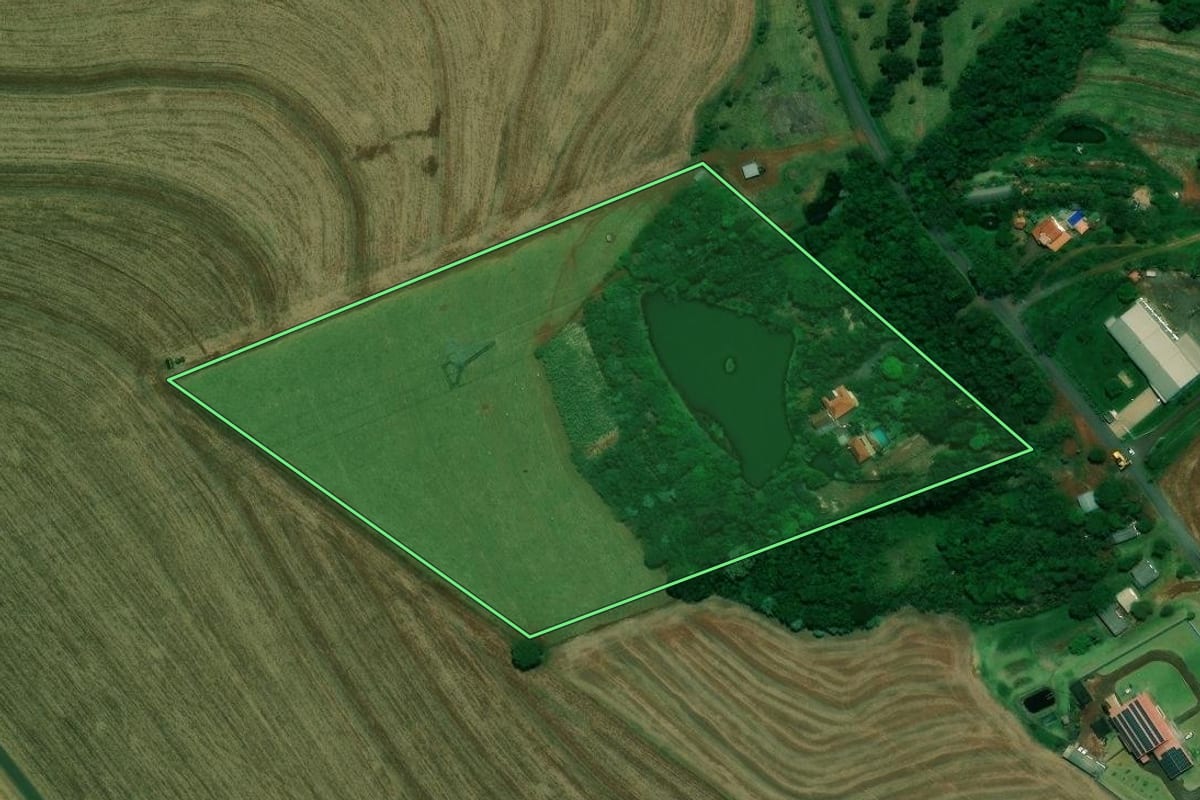 Imagem de satélite do imóvel rural em Céu Azul (PR), com o contorno declarado no CAR desenhado por cima.