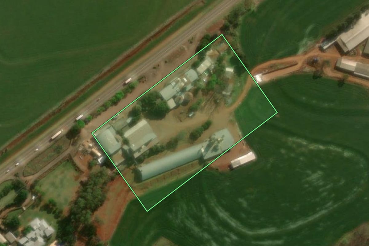 Imagem de satélite do imóvel rural em Céu Azul (PR), com o contorno declarado no CAR desenhado por cima.