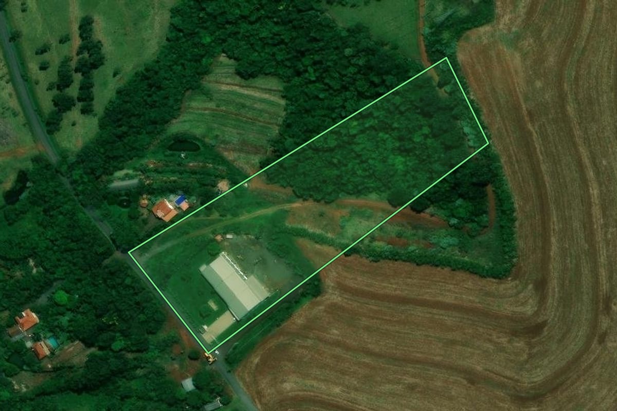 Imagem de satélite do imóvel rural em Céu Azul (PR), com o contorno declarado no CAR desenhado por cima.