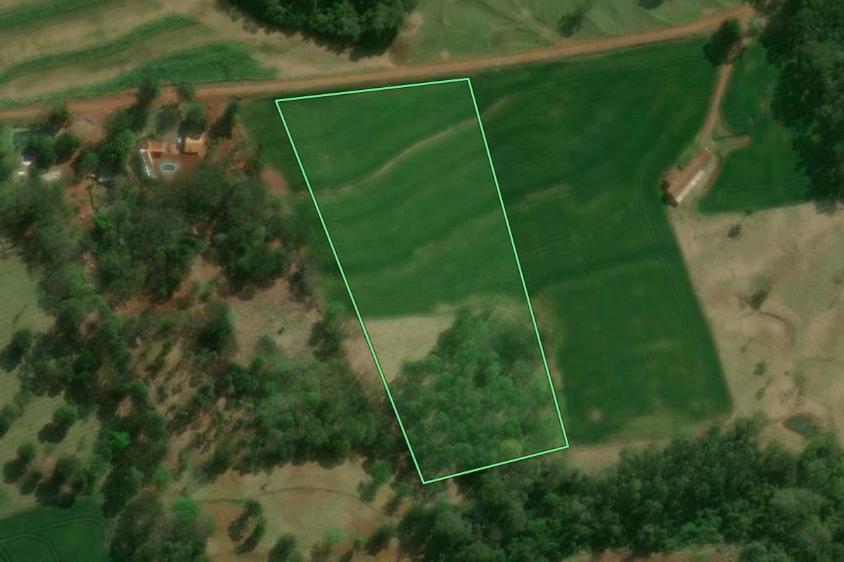 Imagem de satélite do imóvel rural em Céu Azul (PR), com o contorno declarado no CAR desenhado por cima.