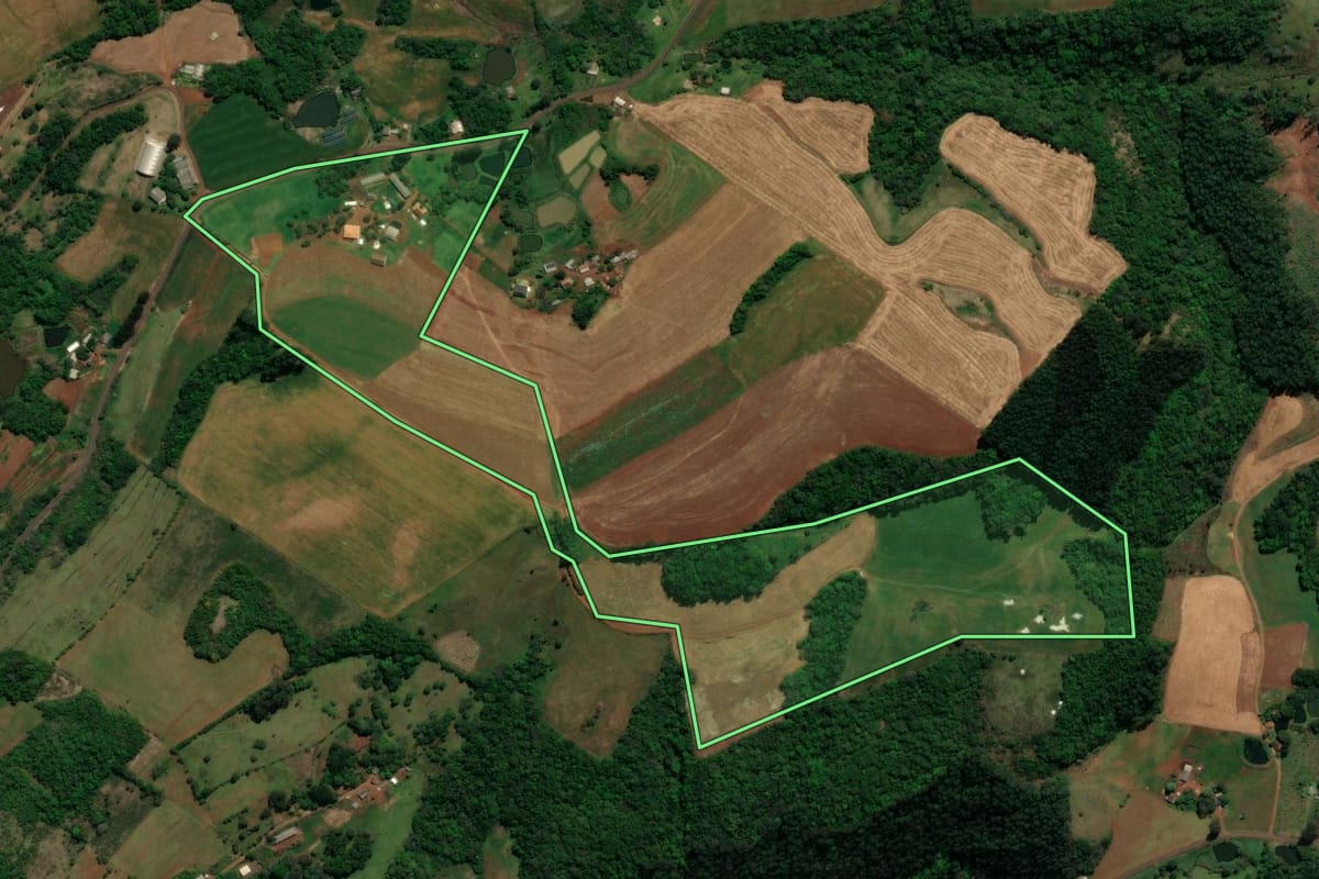 Imagem de satélite do imóvel rural em Chopinzinho (PR), com o contorno declarado no CAR desenhado por cima.