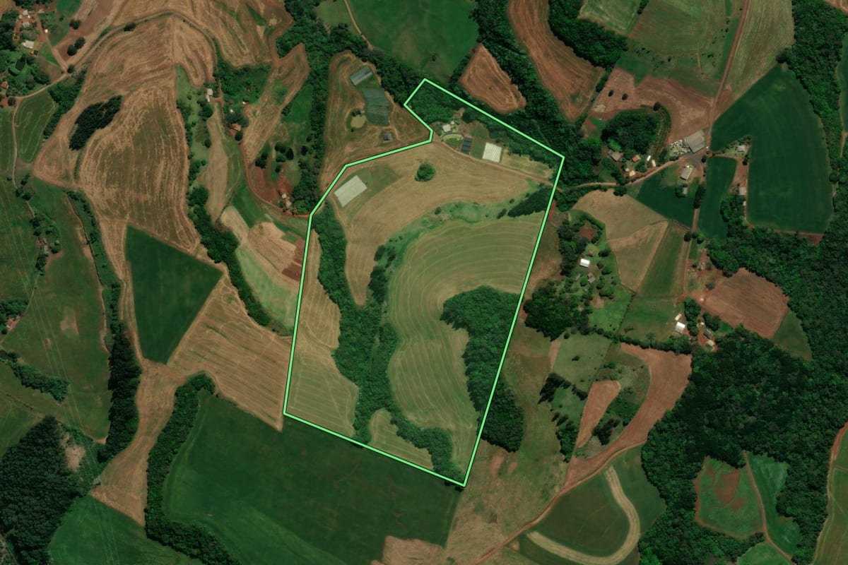 Imagem de satélite do imóvel rural em Chopinzinho (PR), com o contorno declarado no CAR desenhado por cima.