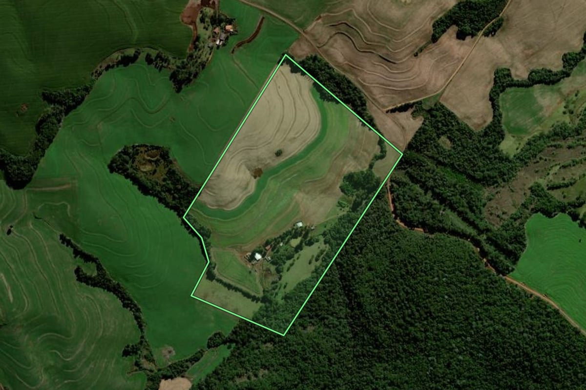 Imagem de satélite do imóvel rural em Chopinzinho (PR), com o contorno declarado no CAR desenhado por cima.