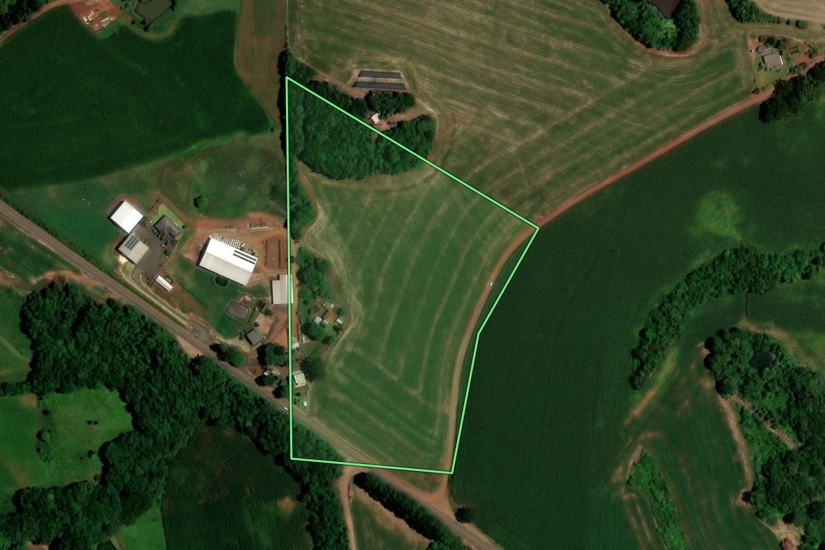 Imagem de satélite do imóvel rural em Chopinzinho (PR), com o contorno declarado no CAR desenhado por cima.