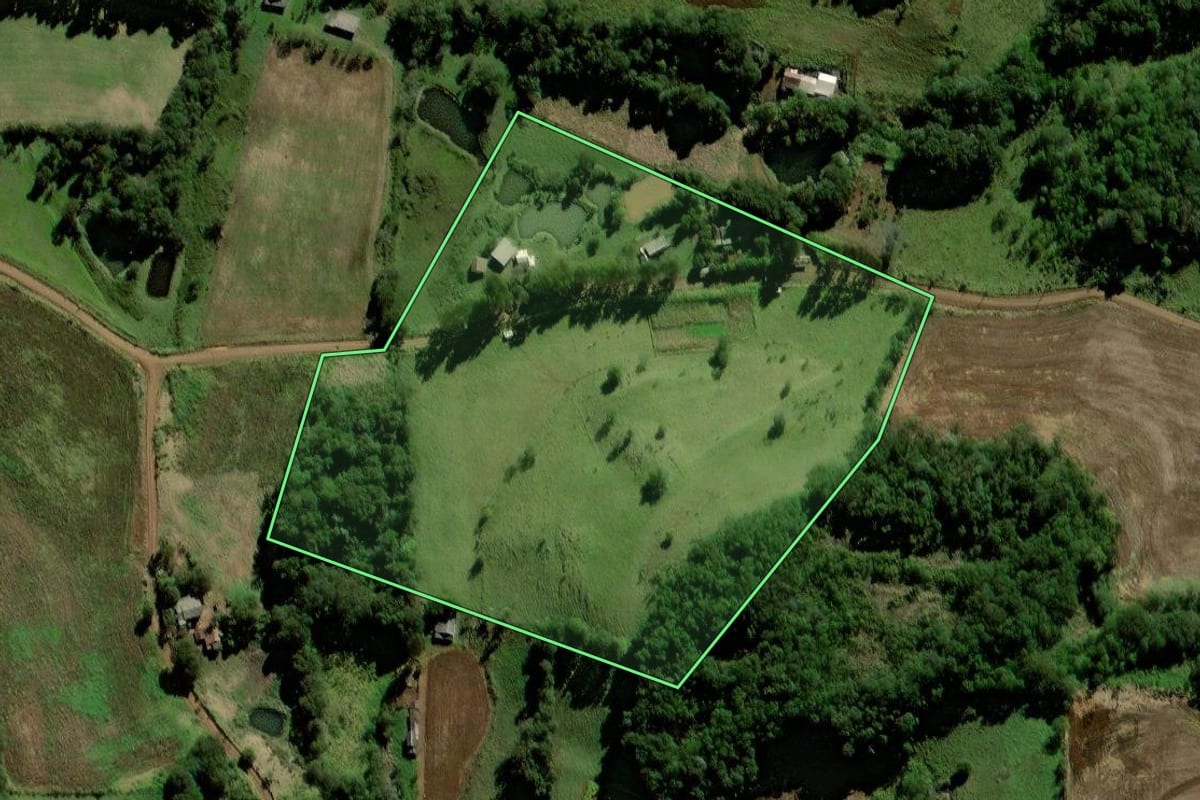 Imagem de satélite do imóvel rural em Chopinzinho (PR), com o contorno declarado no CAR desenhado por cima.