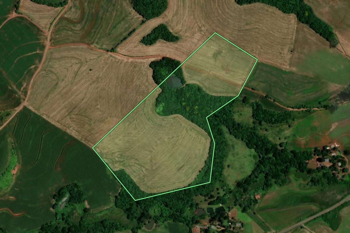 Imagem de satélite do imóvel rural em Chopinzinho (PR), com o contorno declarado no CAR desenhado por cima.