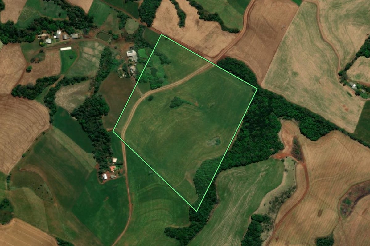Imagem de satélite do imóvel rural em Chopinzinho (PR), com o contorno declarado no CAR desenhado por cima.