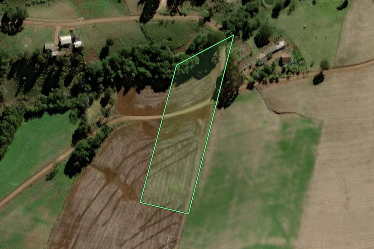 Imagem de satélite do imóvel rural em Chopinzinho (PR), com o contorno declarado no CAR desenhado por cima.