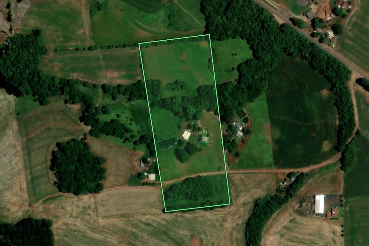 Imagem de satélite do imóvel rural em Chopinzinho (PR), com o contorno declarado no CAR desenhado por cima.