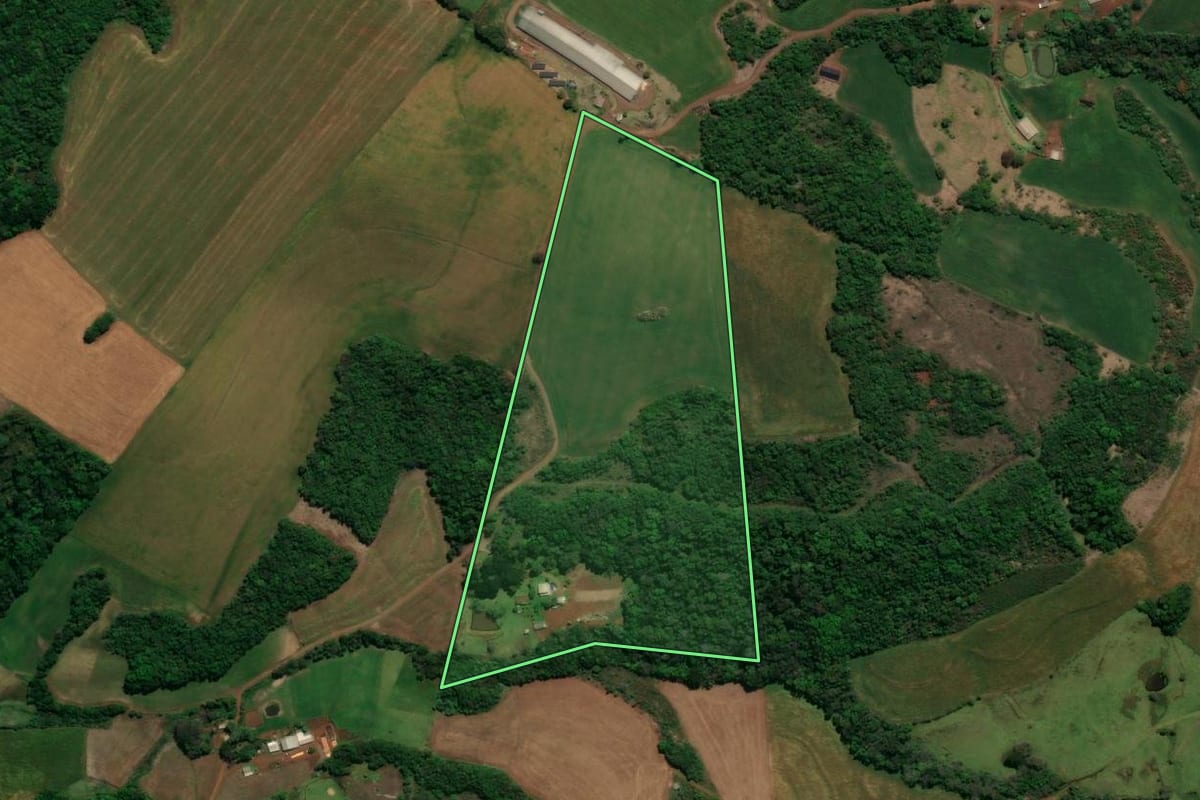Imagem de satélite do imóvel rural em Chopinzinho (PR), com o contorno declarado no CAR desenhado por cima.