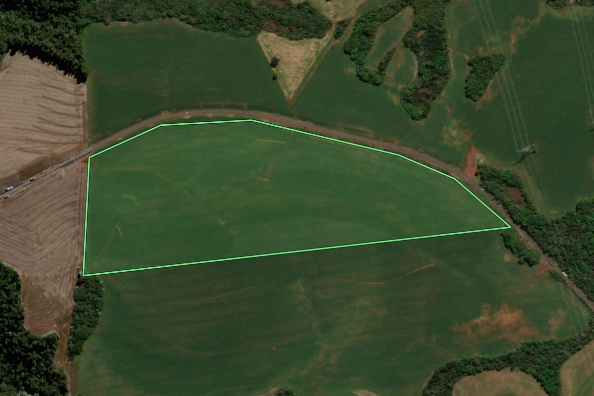 Imagem de satélite do imóvel rural em Chopinzinho (PR), com o contorno declarado no CAR desenhado por cima.
