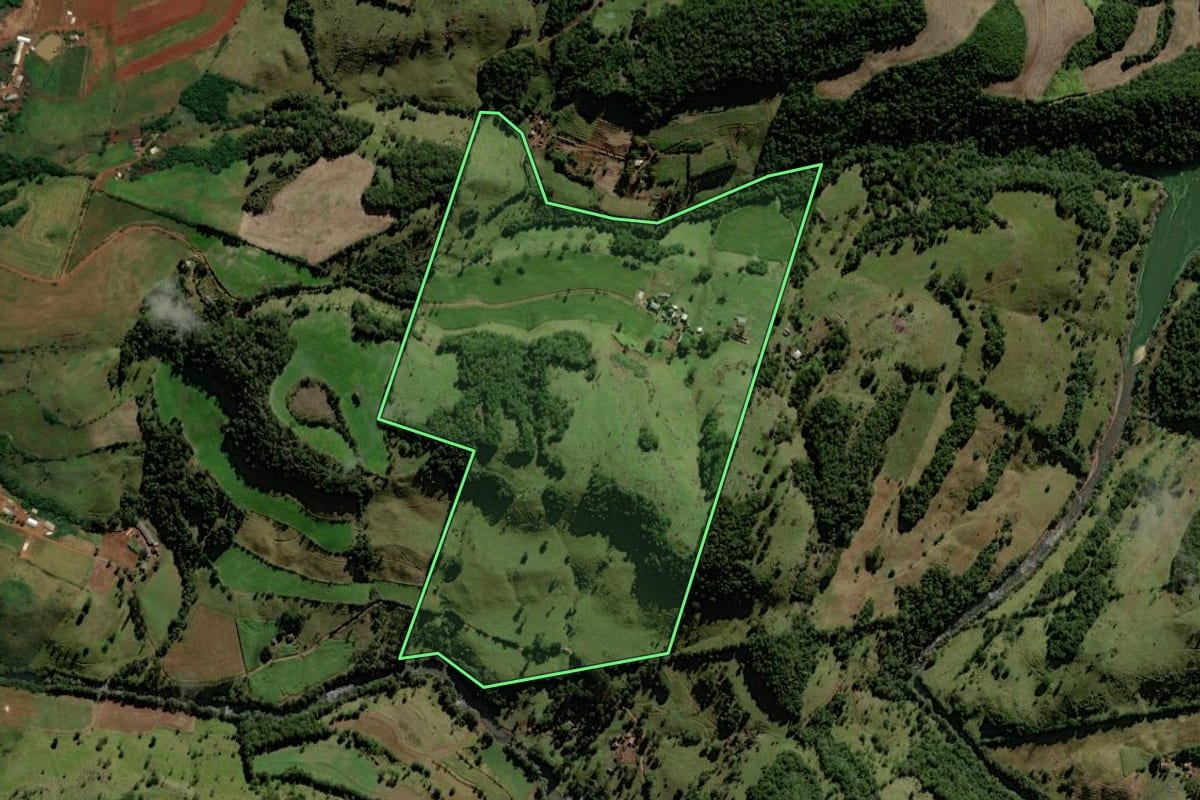 Imagem de satélite do imóvel rural em Chopinzinho (PR), com o contorno declarado no CAR desenhado por cima.