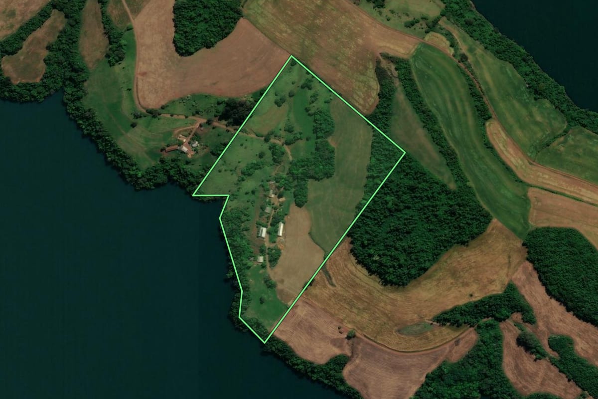 Imagem de satélite do imóvel rural em Chopinzinho (PR), com o contorno declarado no CAR desenhado por cima.