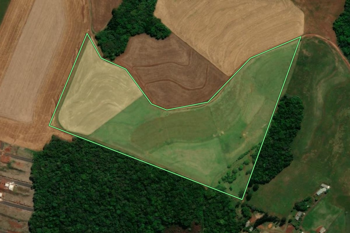 Imagem de satélite do imóvel rural em Chopinzinho (PR), com o contorno declarado no CAR desenhado por cima.