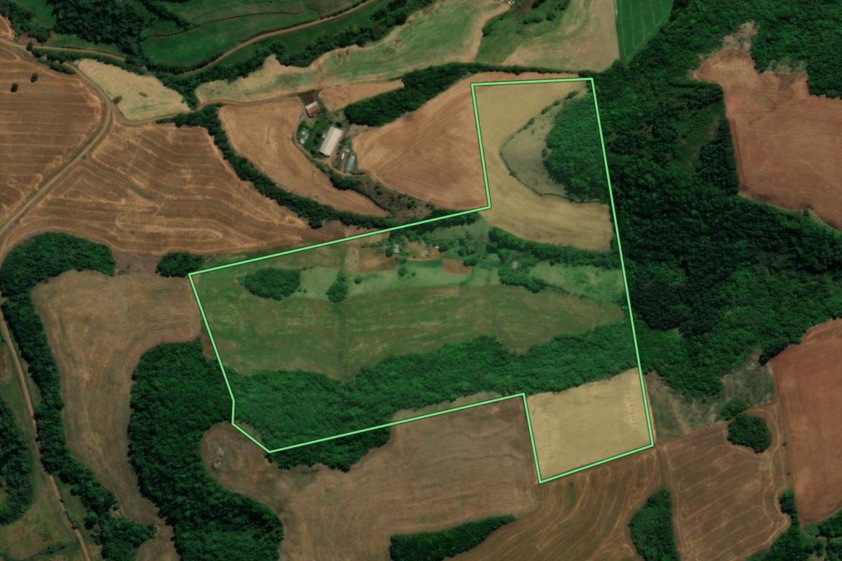 Imagem de satélite do imóvel rural em Chopinzinho (PR), com o contorno declarado no CAR desenhado por cima.