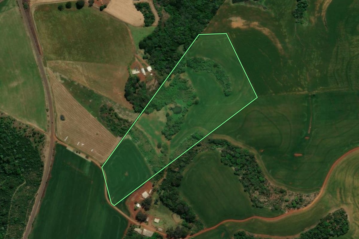 Imagem de satélite do imóvel rural em Chopinzinho (PR), com o contorno declarado no CAR desenhado por cima.