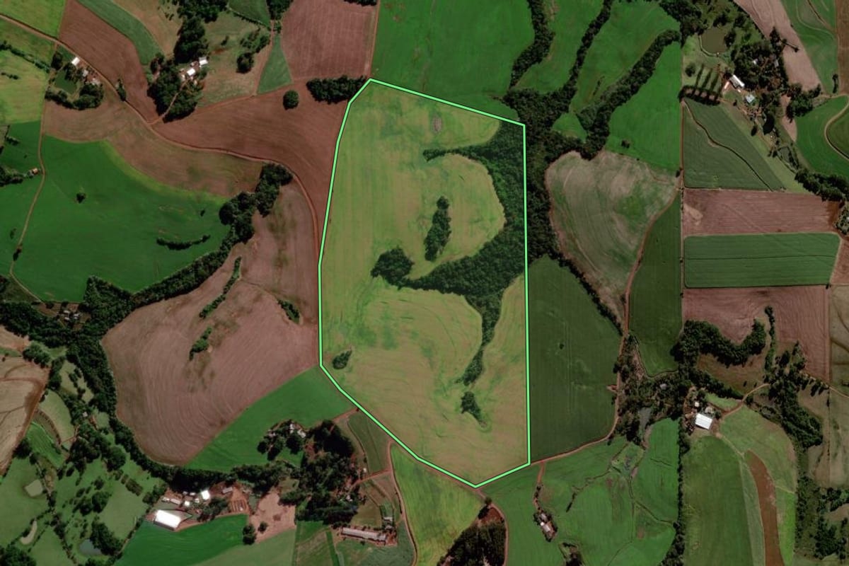 Imagem de satélite do imóvel rural em Chopinzinho (PR), com o contorno declarado no CAR desenhado por cima.