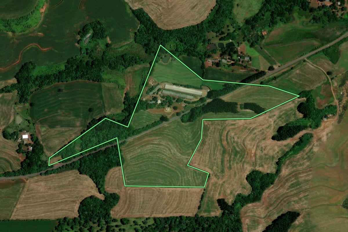 Imagem de satélite do imóvel rural em Chopinzinho (PR), com o contorno declarado no CAR desenhado por cima.