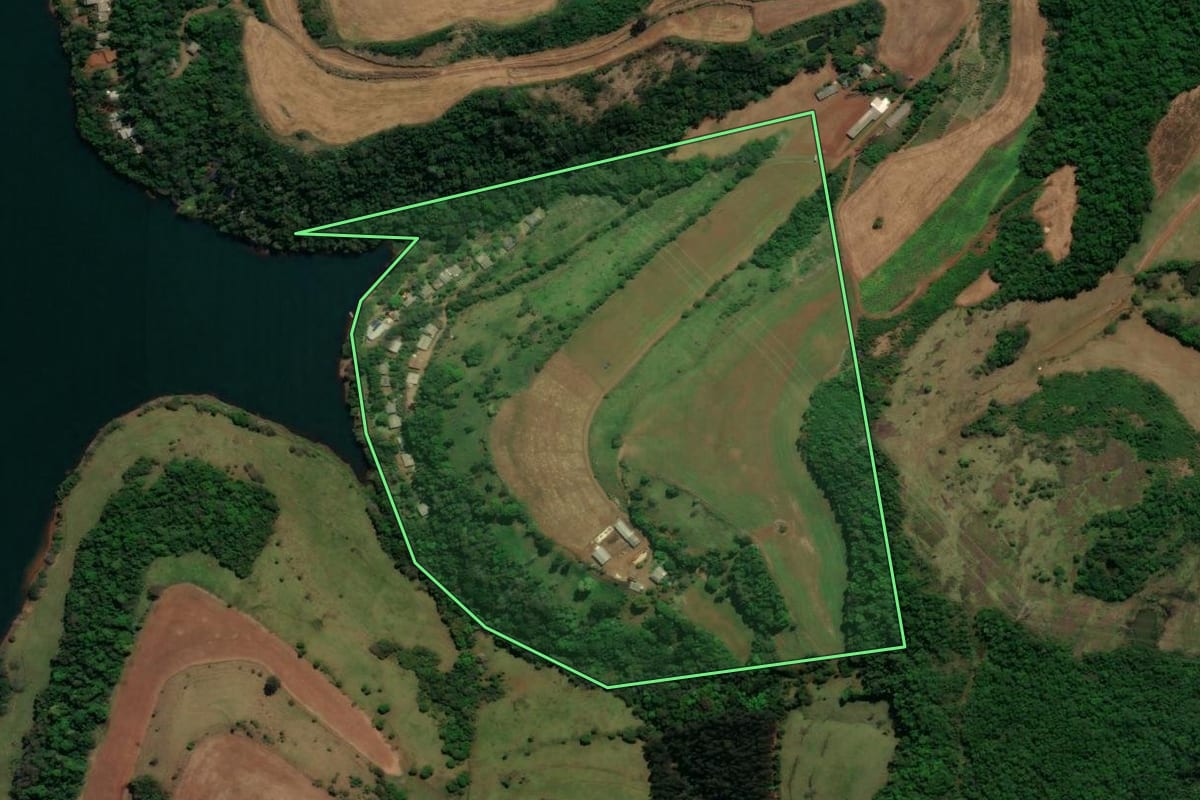 Imagem de satélite do imóvel rural em Chopinzinho (PR), com o contorno declarado no CAR desenhado por cima.