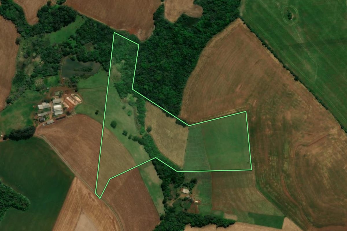 Imagem de satélite do imóvel rural em Chopinzinho (PR), com o contorno declarado no CAR desenhado por cima.