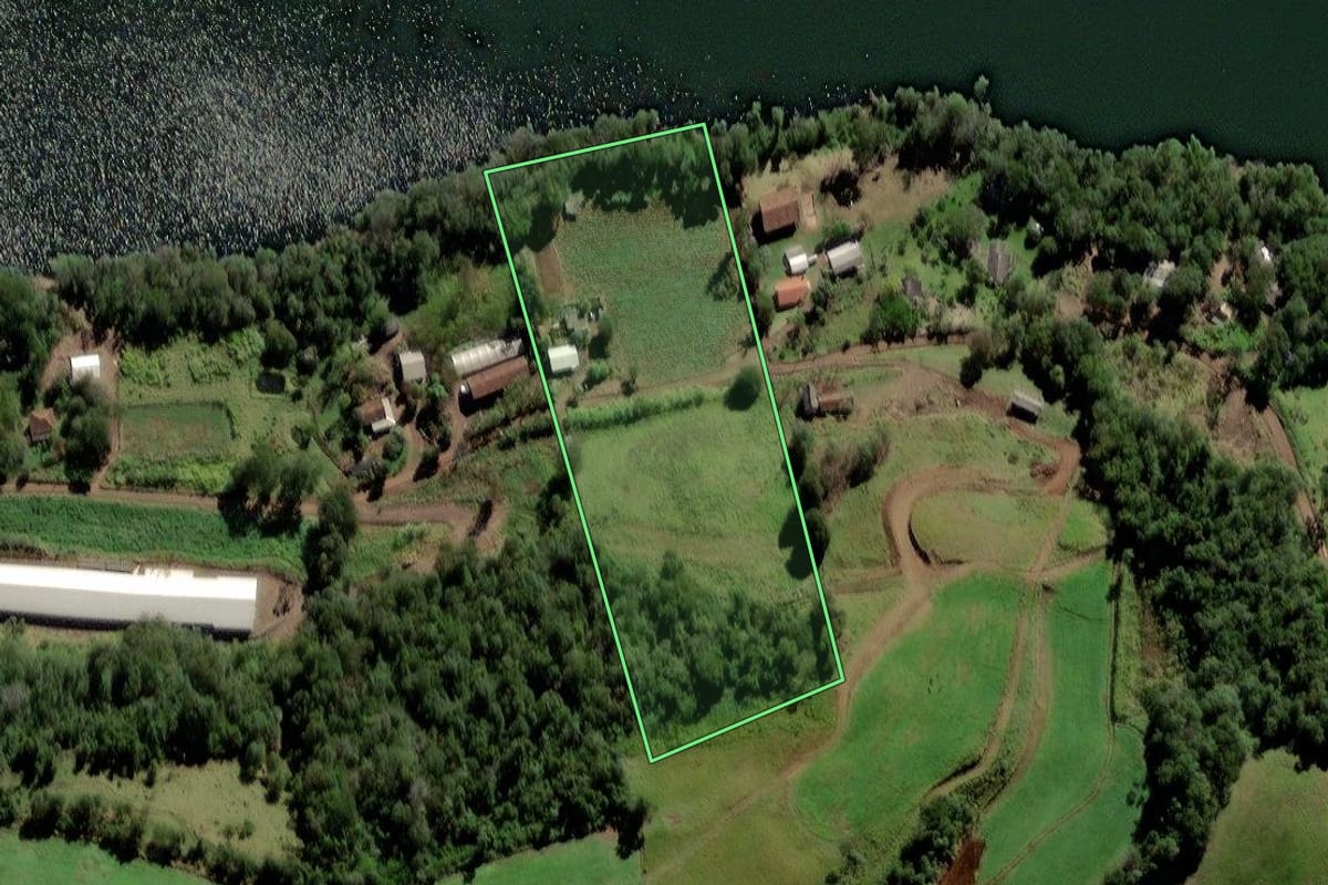 Imagem de satélite do imóvel rural em Chopinzinho (PR), com o contorno declarado no CAR desenhado por cima.