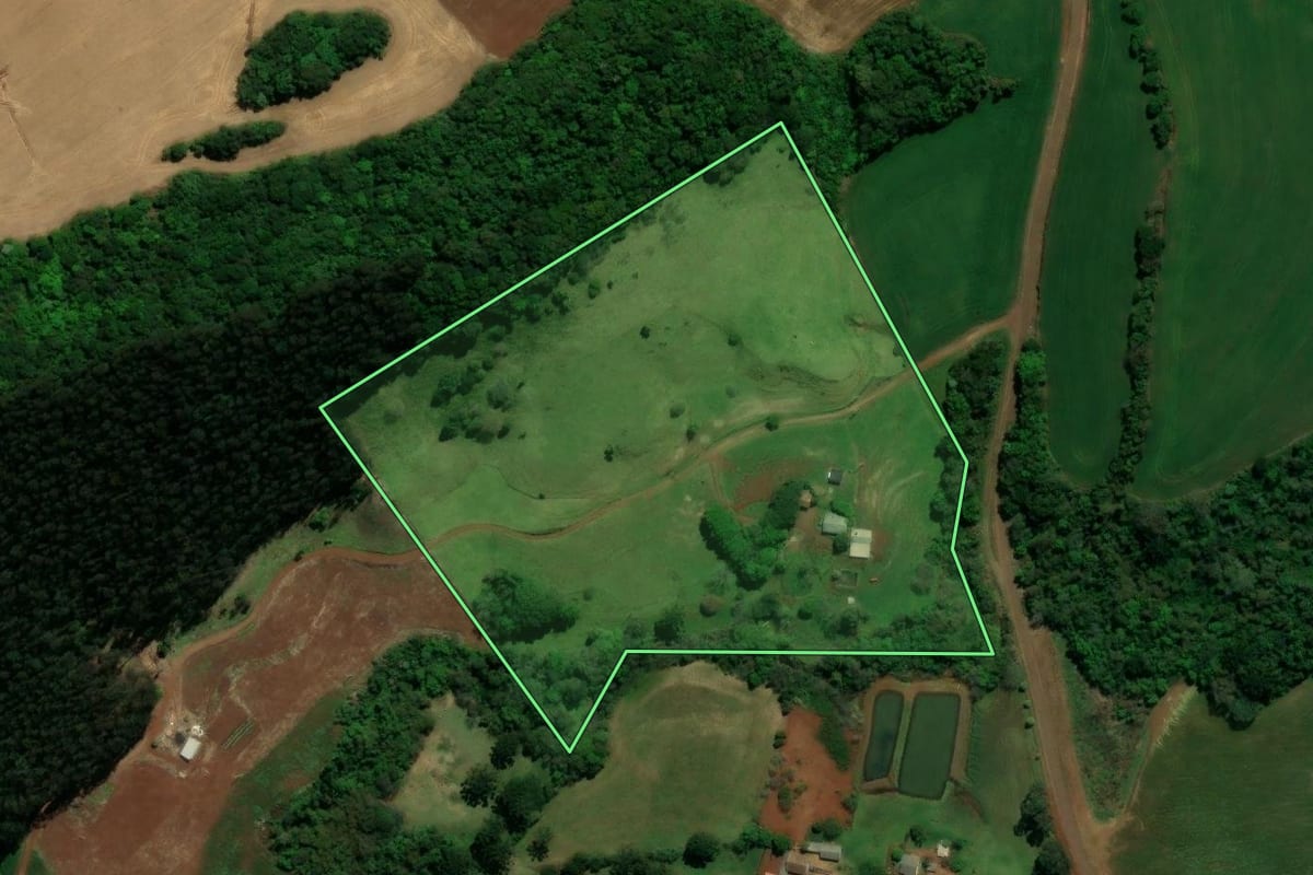 Imagem de satélite do imóvel rural em Chopinzinho (PR), com o contorno declarado no CAR desenhado por cima.