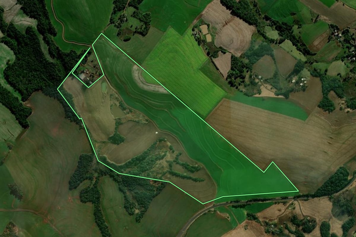 Imagem de satélite do imóvel rural em Chopinzinho (PR), com o contorno declarado no CAR desenhado por cima.