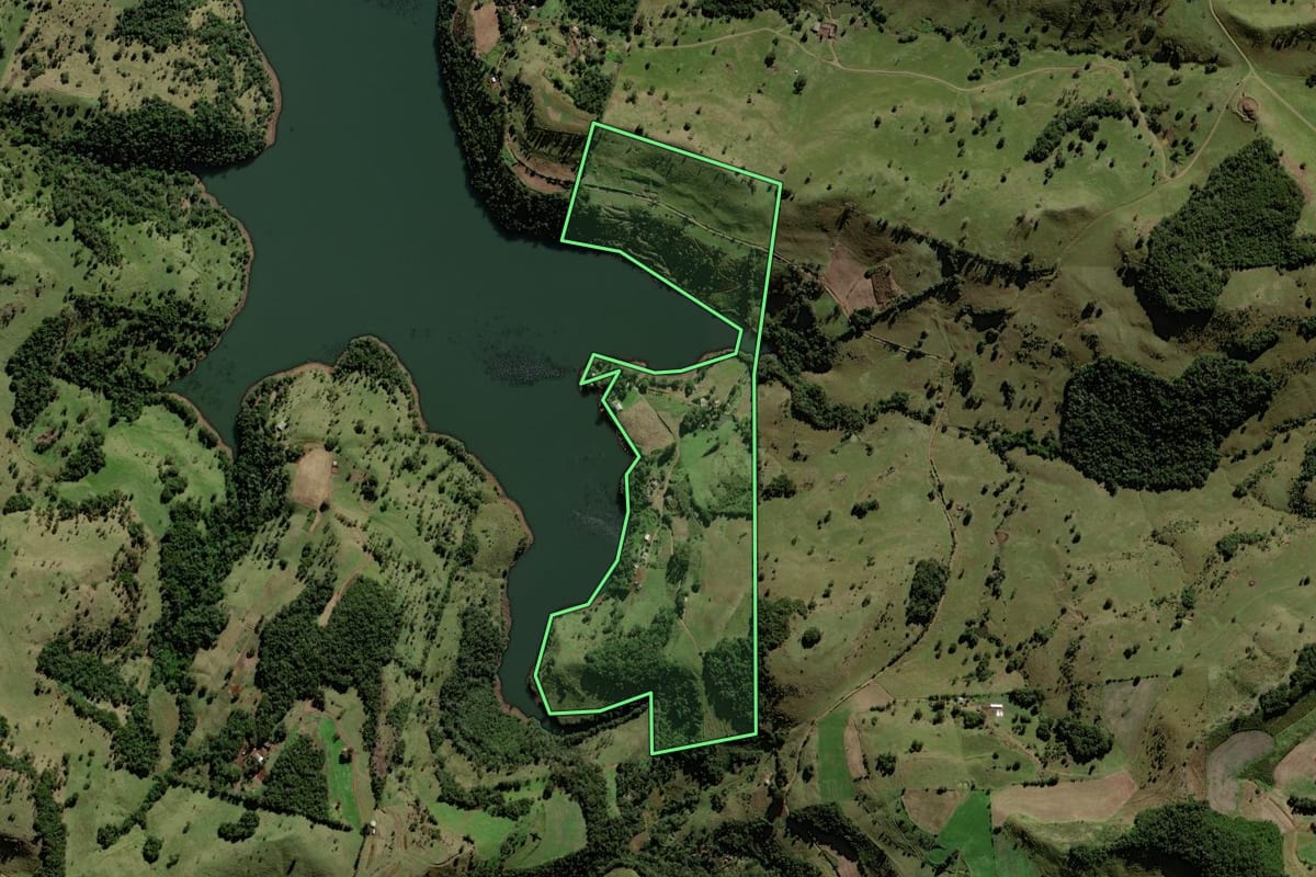 Imagem de satélite do imóvel rural em Chopinzinho (PR), com o contorno declarado no CAR desenhado por cima.
