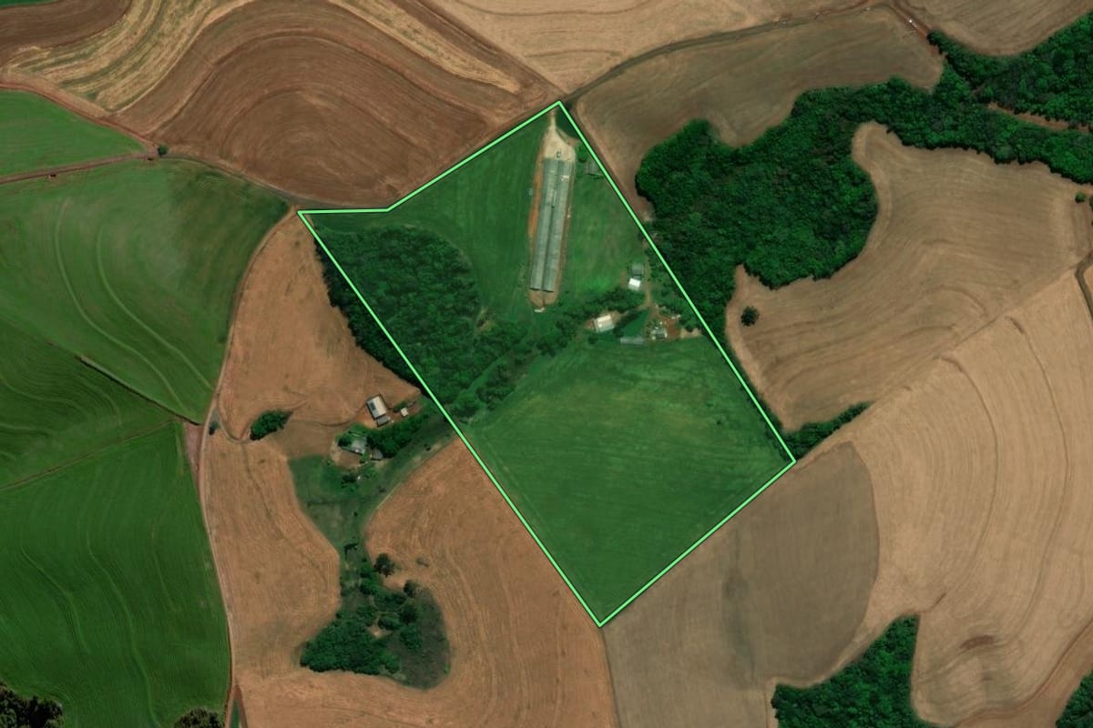 Imagem de satélite do imóvel rural em Chopinzinho (PR), com o contorno declarado no CAR desenhado por cima.