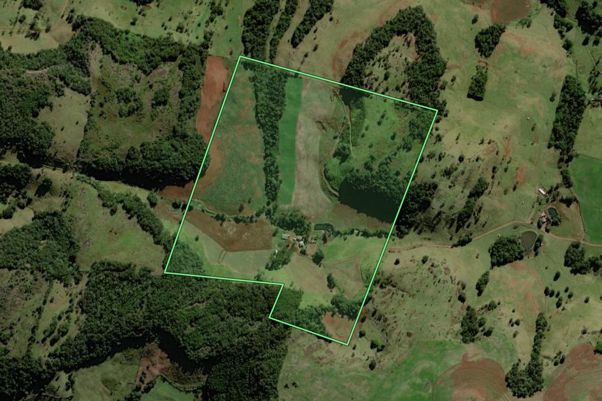 Imagem de satélite do imóvel rural em Chopinzinho (PR), com o contorno declarado no CAR desenhado por cima.