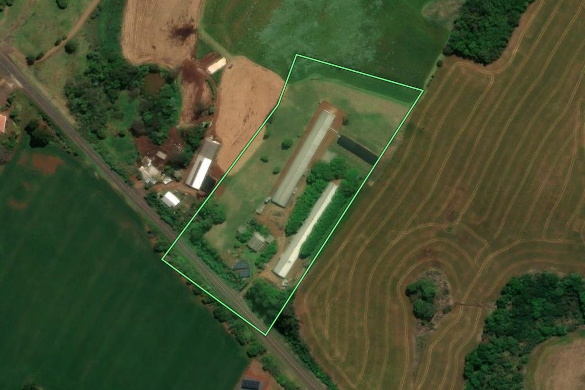 Imagem de satélite do imóvel rural em Chopinzinho (PR), com o contorno declarado no CAR desenhado por cima.