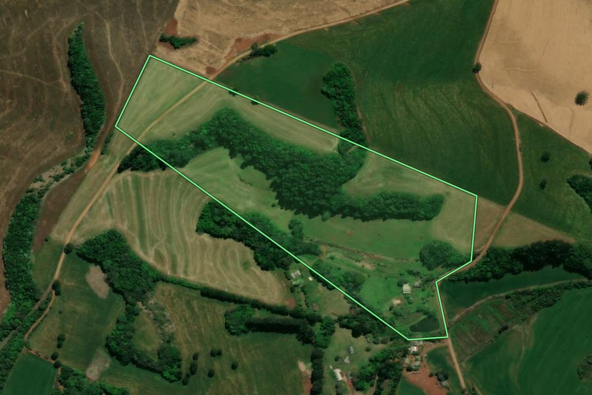 Imagem de satélite do imóvel rural em Chopinzinho (PR), com o contorno declarado no CAR desenhado por cima.