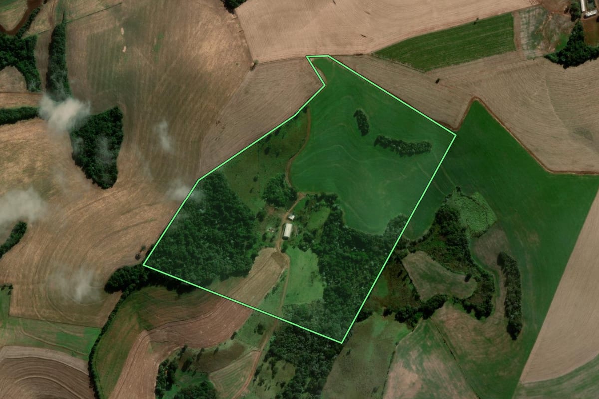 Imagem de satélite do imóvel rural em Chopinzinho (PR), com o contorno declarado no CAR desenhado por cima.